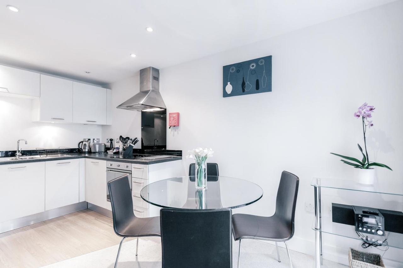 Roomspace Serviced Apartments - Capitol Square Έπσομ Εξωτερικό φωτογραφία